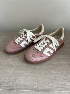 Back 70 streetwear women’s Cloud sneakers shoes size 38  color nude milk